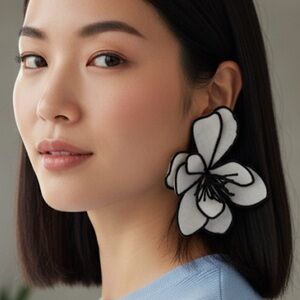 ✨NEW Elegant Black and White Floral Earrings